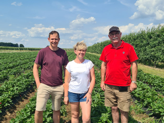 Jakub i Józef Niewczas w gospodarstwie Państwa Węskich